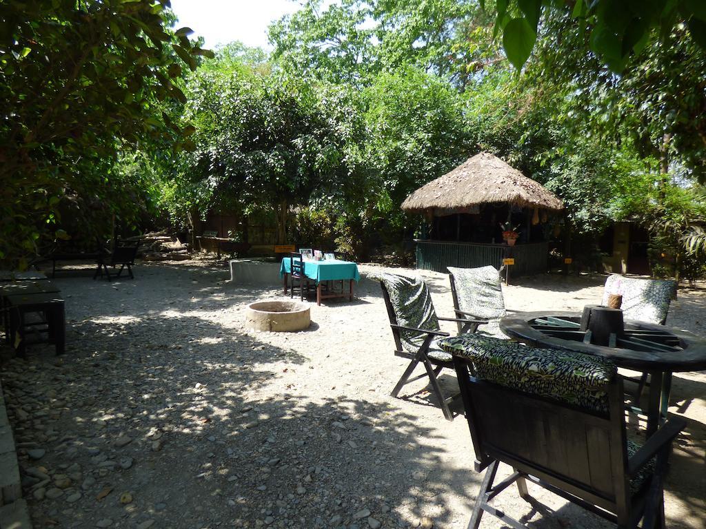 Chitwan Gaida Lodge Саураха Екстериор снимка