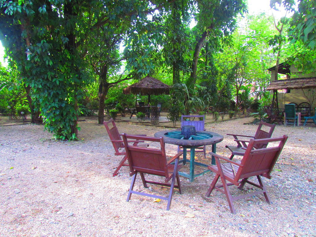 Chitwan Gaida Lodge Саураха Екстериор снимка
