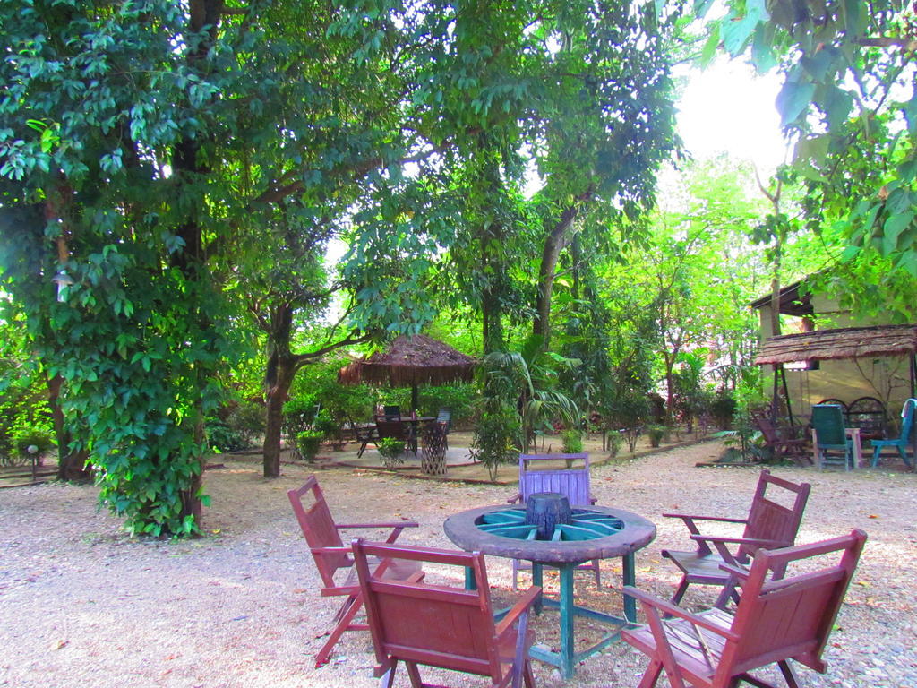 Chitwan Gaida Lodge Саураха Екстериор снимка